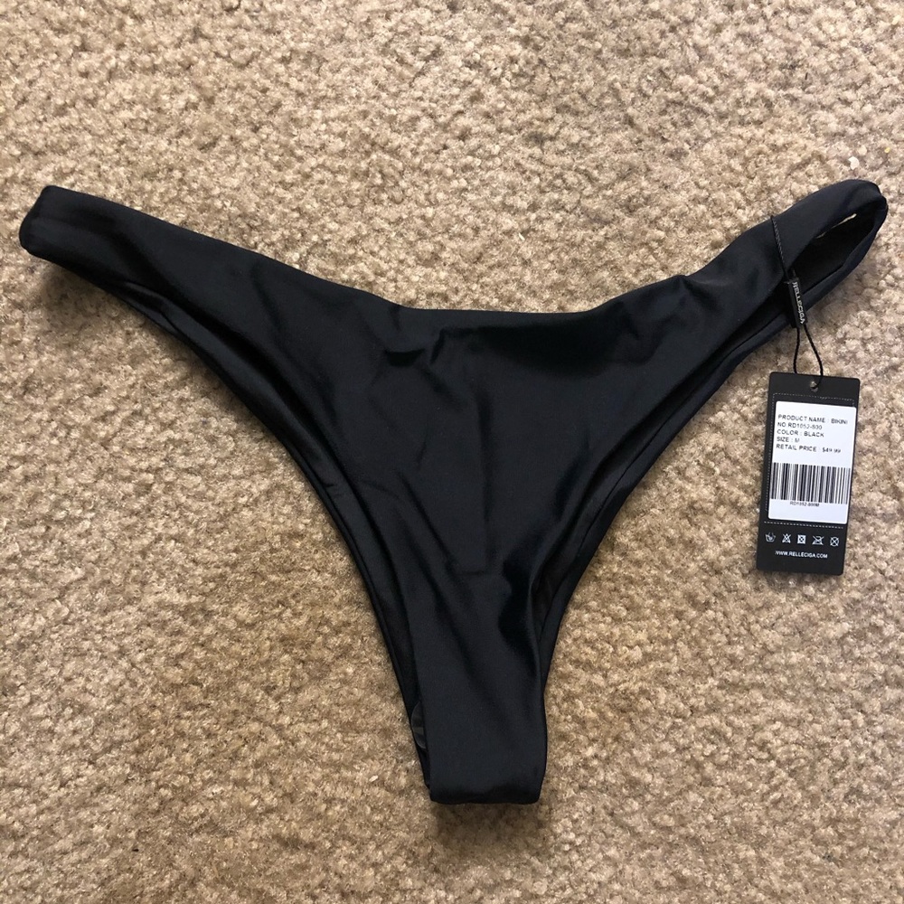 Black cheeky bikini bottoms // size medium
